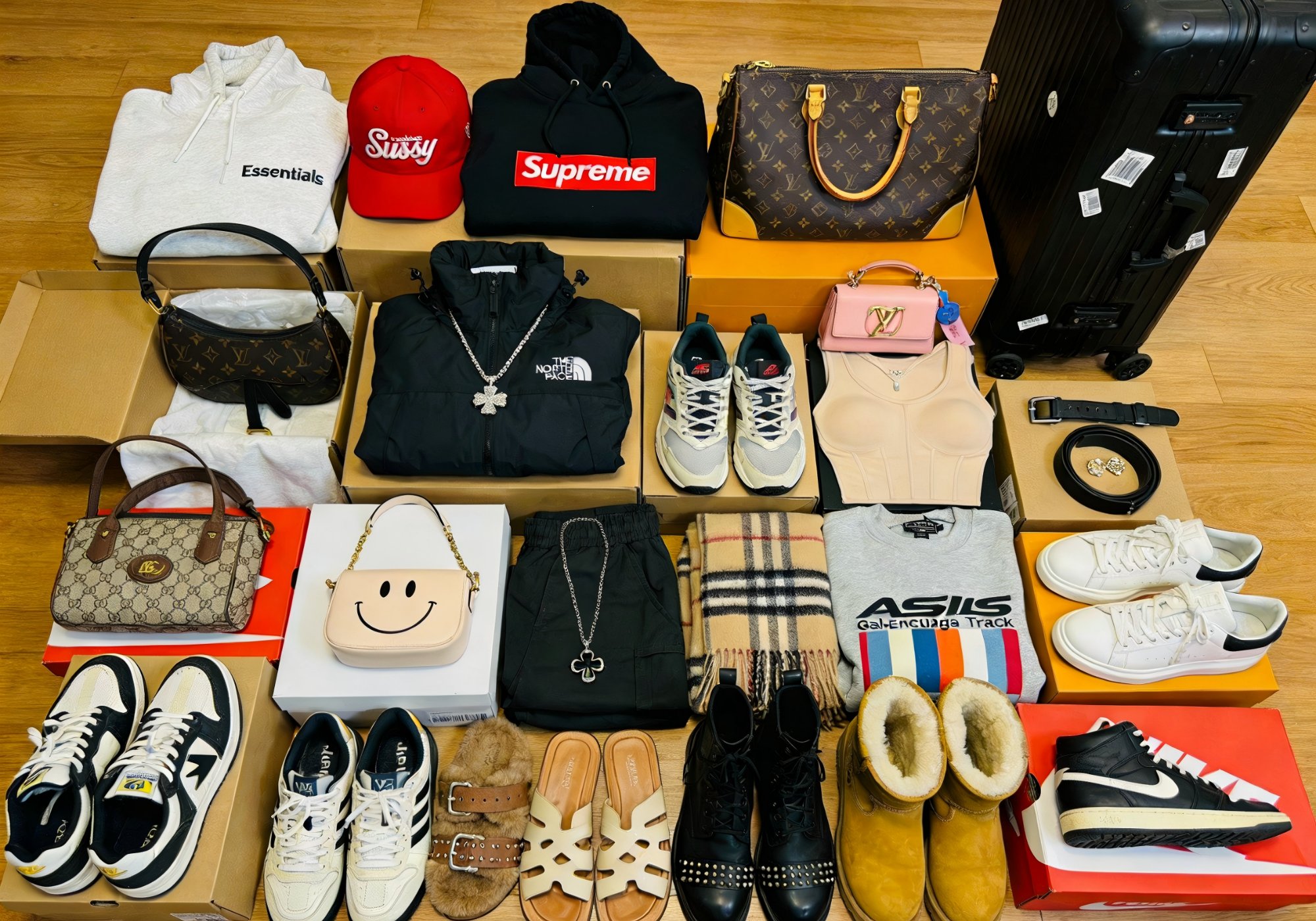 Van Cleef Arpels rep jewelry 2026 — Alhambra necklace and clover finds